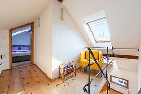 Spacious 2-level apart National Theatre