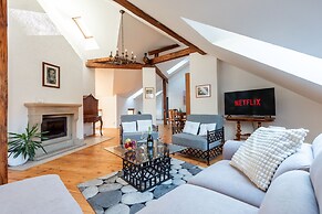 Spacious 2-level apart National Theatre