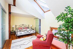 Spacious 2-level apart National Theatre