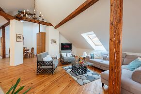 Spacious 2-level apart National Theatre