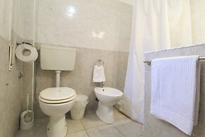catania airport room  low cost