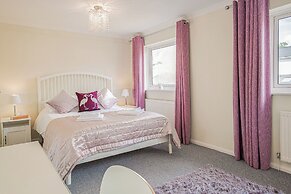 Central 2BD with Garden and Free Parking