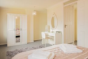Central 2BD with Garden and Free Parking
