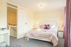 Central 2BD with Garden and Free Parking