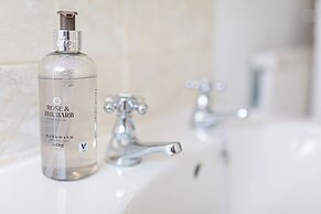 Central 2BD with Garden and Free Parking