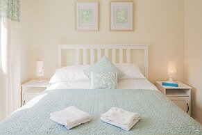 Central 2BD with Garden and Free Parking