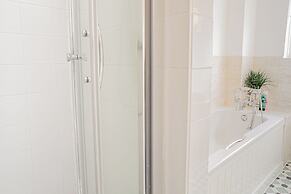 Central 2BD with Garden and Free Parking