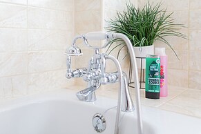 Central 2BD with Garden and Free Parking