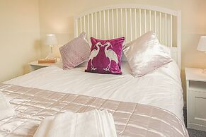 Central 2BD with Garden and Free Parking