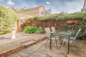 Central 2BD with Garden and Free Parking