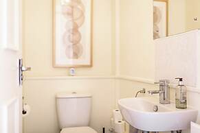 Central 2BD with Garden and Free Parking