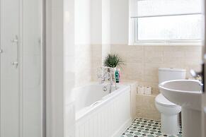 Central 2BD with Garden and Free Parking