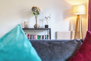 Central 2BD with Garden and Free Parking