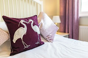 Central 2BD with Garden and Free Parking