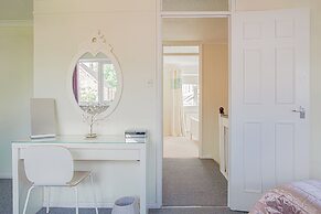 Central 2BD with Garden and Free Parking