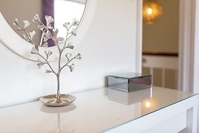 Central 2BD with Garden and Free Parking