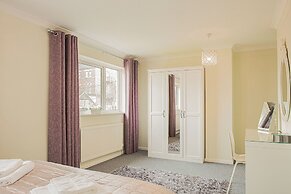 Central 2BD with Garden and Free Parking