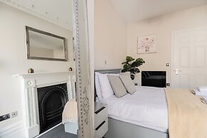 Stunning 2 Bed in Centre of Cheltenham