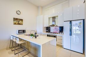 StayAU 3BR Deluxe Family Loft Point Cook