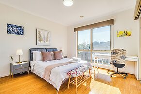 StayAU 3BR Deluxe Family Loft Point Cook