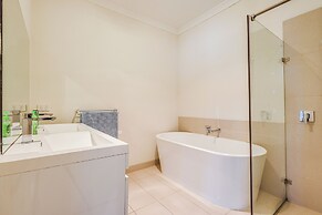 StayAU 3BR Deluxe Family Loft Point Cook