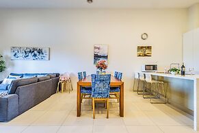 StayAU 3BR Deluxe Family Loft Point Cook