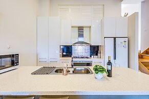StayAU 3BR Deluxe Family Loft Point Cook