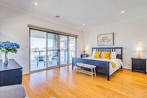 StayAU 3BR Deluxe Family Loft Point Cook