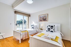 StayAU 3BR Deluxe Family Loft Point Cook