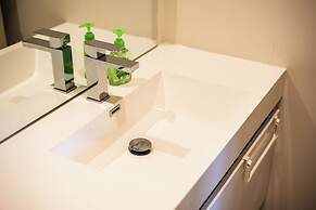 StayAU 3BR Deluxe Family Loft Point Cook