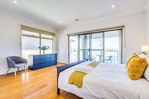 StayAU 3BR Deluxe Family Loft Point Cook