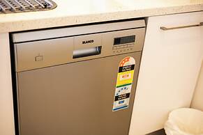 StayAU 3BR Deluxe Family Loft Point Cook