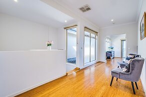 StayAU 3BR Deluxe Family Loft Point Cook