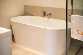 StayAU 3BR Deluxe Family Loft Point Cook