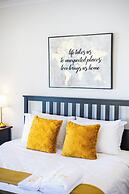 StayAU 3BR Deluxe Family Loft Point Cook