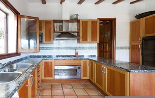 Casabra in Ador With 5 Bedrooms and 3 Bathrooms