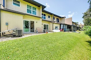 Marco Island Townhome: 2 Mi to Beaches!