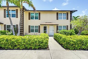 Marco Island Townhome: 2 Mi to Beaches!