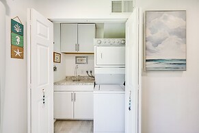 Marco Island Townhome: 2 Mi to Beaches!