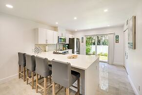 Marco Island Townhome: 2 Mi to Beaches!