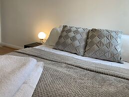 3 Bedroom Cozy House in Reading