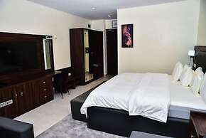 3pple M Continental Hotel & Suites