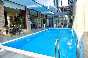 3pple M Continental Hotel & Suites