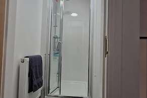 4 Bedroom, Free Parking, Contractors & Families