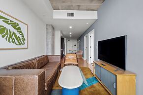 1BR Condo on Rainey St with Pool & Views