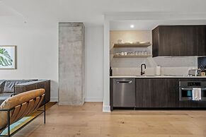 1BR Condo on Rainey St with Pool & Views