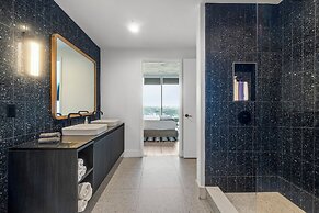 1BR Condo on Rainey St with Pool & Views