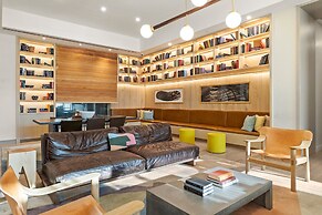 1BR Condo on Rainey St with Pool & Views