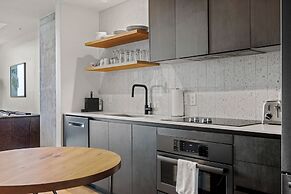 1BR Condo on Rainey St with Pool & Views