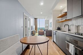 1BR Condo on Rainey St with Pool & Views
